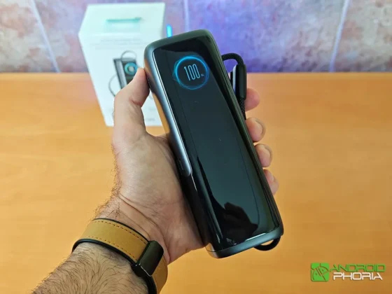 JOYROOM PODIX PR70 se siente muy solida en la mano y es bastante portatil aunque tiene un peso considerable