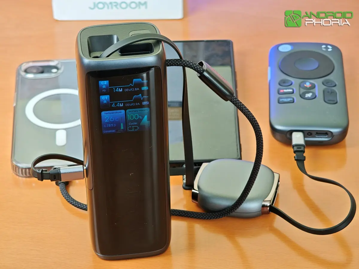 JOYROOM PODIX PR70 una powerbank de 25000 mAh y 240 W con 2 cables integrados y 2 pantallas