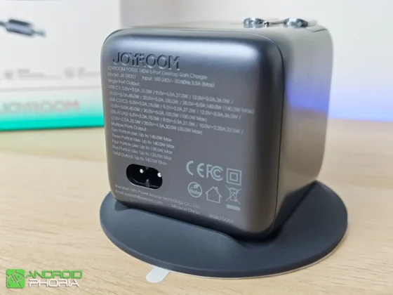 JOYROOM PODIX en la parte posterior tiene la entrada del cable de alimentacion e informacion energetica