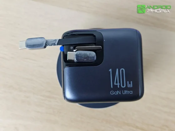 JOYROOM PODIX en la parte superior se encuentra los dos cables USB-C retractiles de 100 W