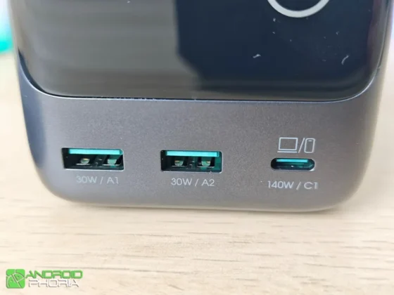 JOYROOM PODIX trae dos puertos USB-A y un puerto USB-C