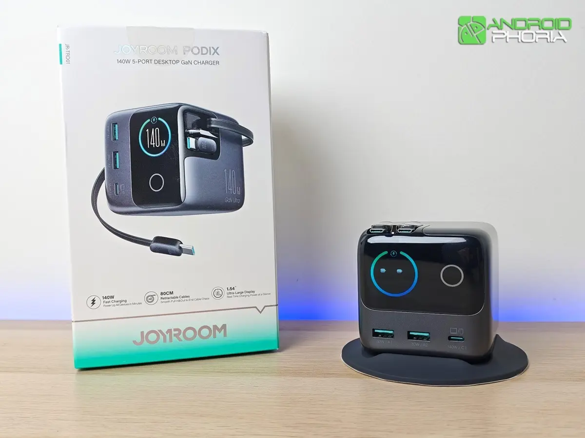 JOYROOM PODIX un cargador GaN de 140 W con 5 puertos cables retractiles pantalla y base magnetica