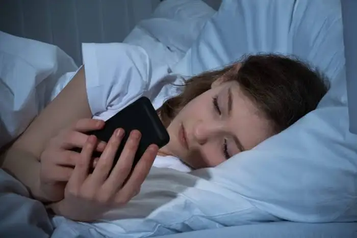 Lo importante es dejar de usarlo antes de dormir