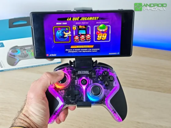 MECOOL GM1 incluye un soporte para moviles para jugar con el telefono