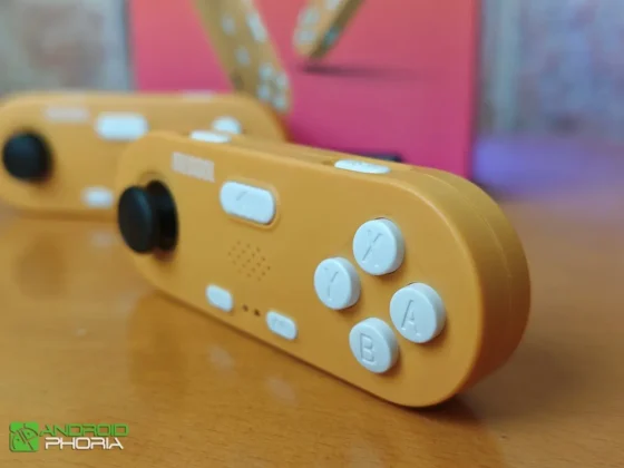 MECOOL KidzMove GM2 de frente tiene un joystick analogico una cruceta de botones de accion y botones de menu