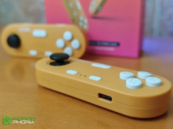 MECOOL KidzMove GM2 en la parte inferior tiene el puerto USB-C de carga incluye el cable de carga en la caja