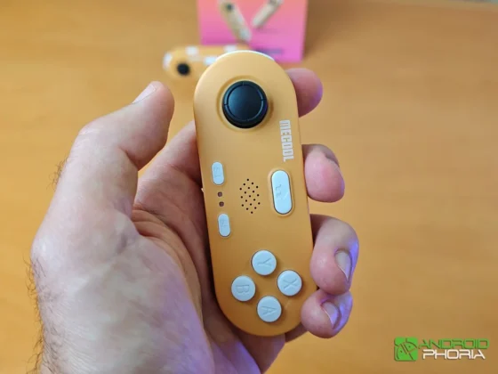MECOOL KidzMove GM2 es bastante ergonico y en posición vertical recuerda al Nunchuk de la Wii