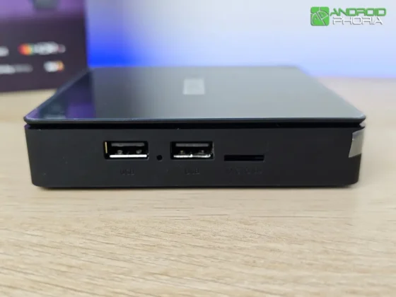 MECOOL MEon1 en el borde izquierdo tiene dos puertos USB y una ranura para microSD