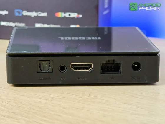 MECOOL MEon1 en su borde posterior tiene el puerto Ethernet HDMI AV S PDIF y de corrietne