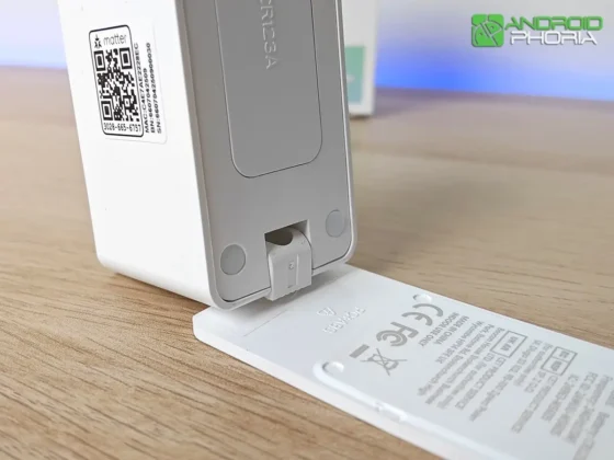 Meross MS605 tiene un soporte trasero plegable que se inclina en 90 grados y gira 360 grados para facilitar la instalacion