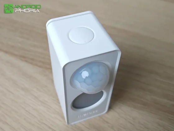 Meross MS605 tiene una semiesfera esta el detector de movimiento abajo el esta el radar de presencia y arriba el boton de emparejamiento