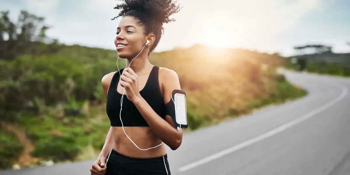 Imagen de una persona corriendo mientras escucha música desde su móvil