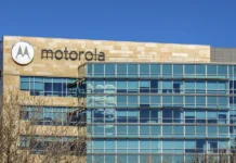 Motorola demanda a influencers y plataformas por difamación