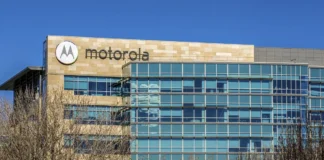 Motorola demanda a influencers y plataformas por difamación