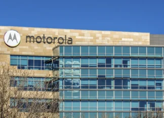 Motorola demanda a influencers y plataformas por difamación