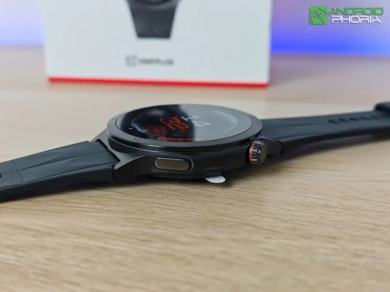 OnePlus Watch 4 del lado derecho tiene boton y una corona giratoria