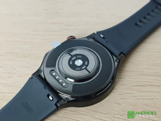 OnePlus Watch 4 en la parte posterior tiene los pines magneticos de carga y los sensores de metricas de salud