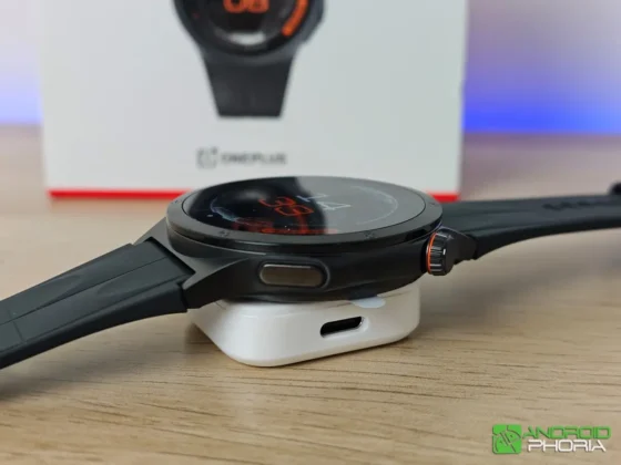 OnePlus Watch 4 la base de carga se une magneticamente al reloj y se enchufa con un cable usb-c