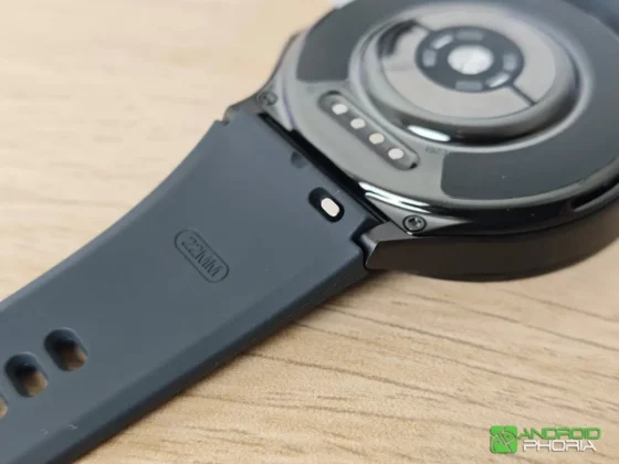 OnePlus Watch 4 viene con una correa de caucho fluorado