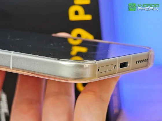 POCO F9 Pro en el borde inferior tiene la otra salida de altavoz el puerto usb-c el microfono y la ranura sim