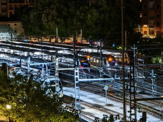 POCO F9 Pro en la noche apuesta por mantener la nitidez pero peca en sobrexponer las luces