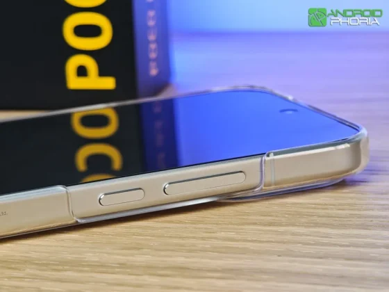 POCO F9 Pro en su borde derecho visto de frente tiene los botones de volumen y encendido