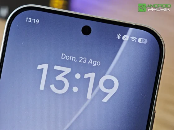 POCO F9 Pro los bordes de la pantalla son bastante finos y la camara selfie esta perforada en el centro