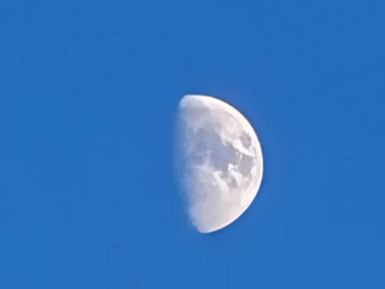 POCO F9 Pro sensor teleobjetivo forzando con el zoom digital al maximo puedes ver incluso crateres de la luna en pleno dia