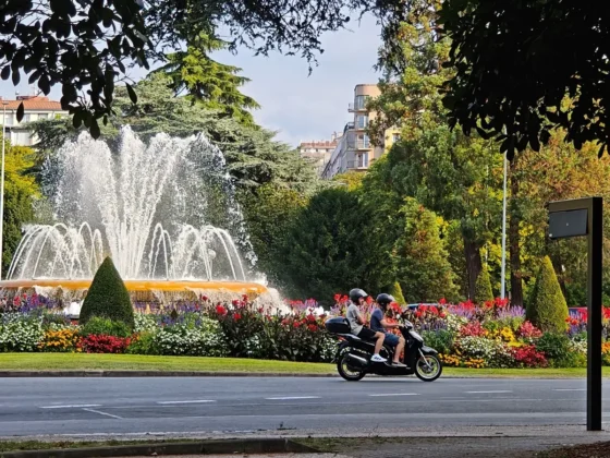 POCO F9 Pro sensor teleobjetivo la velocida de obturacion es magnifica congelando el agua y la moto en movimiento