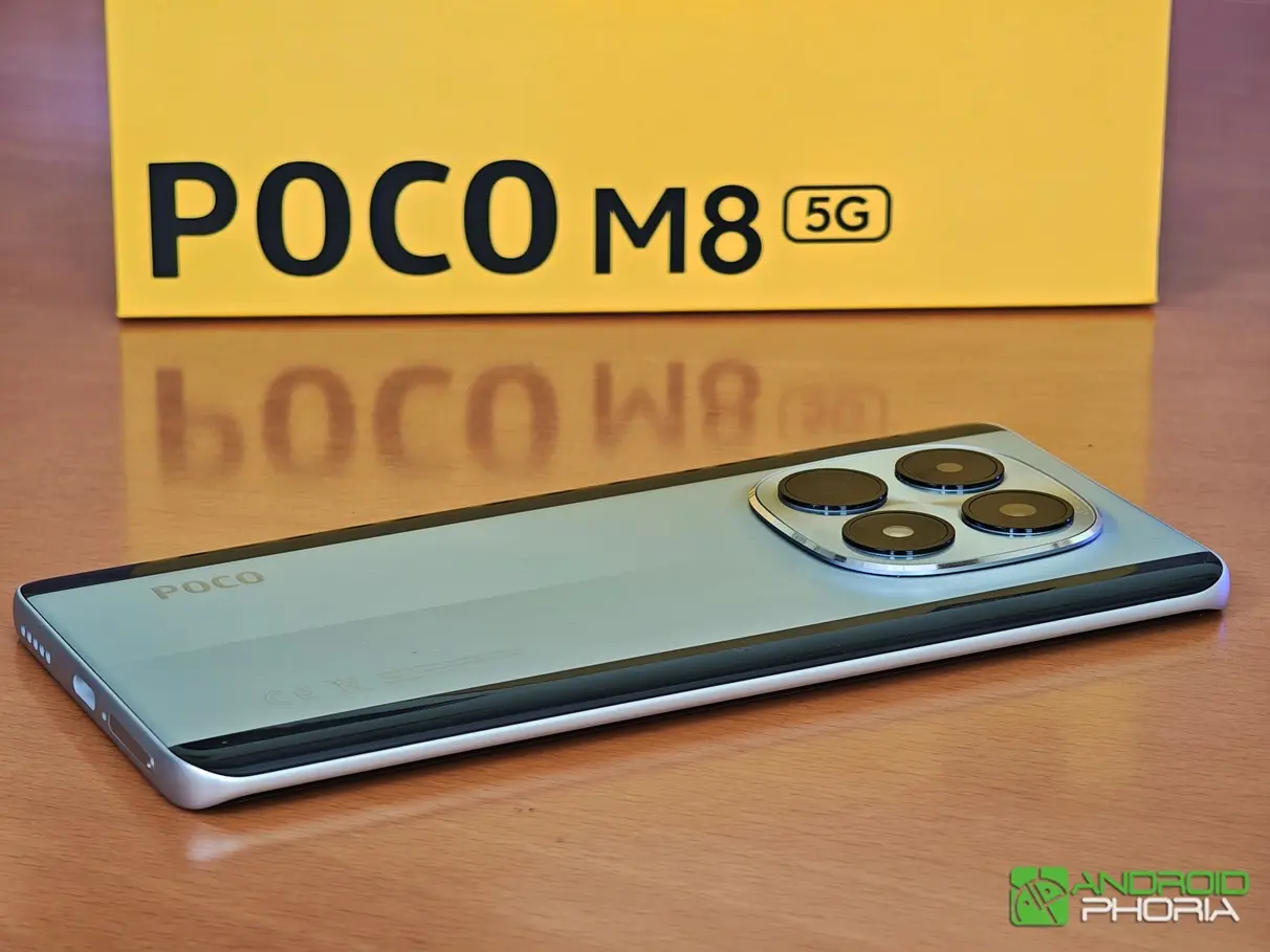 POCO M8 diseño curvo ultradelgado