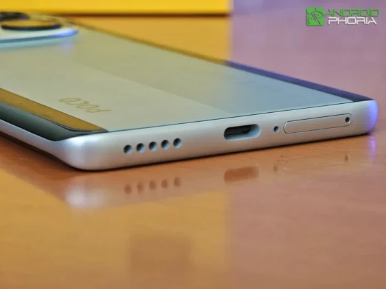 POCO M8 en el borde inferior tiene un altavoz el puerto USB-C y la ranura para tarjeta SIM y microSD