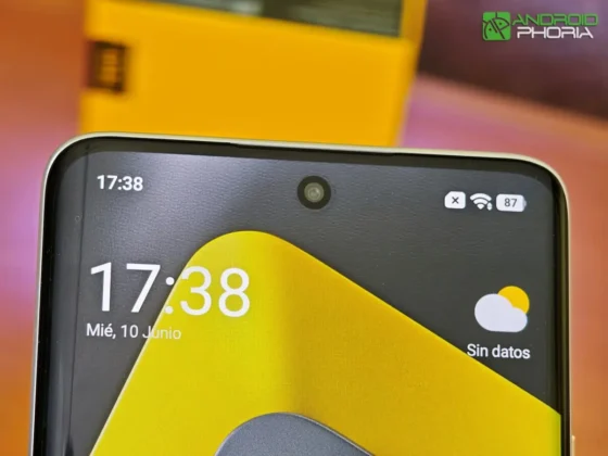 POCO M8 la camara frontal esta perforada en el centro de la pantalla
