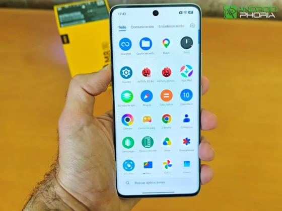 POCO M8 los bordes son muy finos aprovechando cerca del 92 de la pantalla