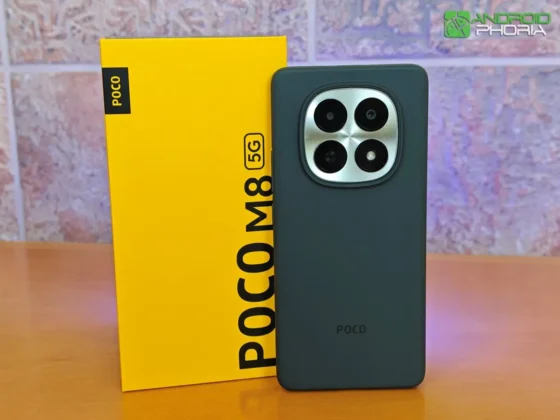 POCO M8 viene con una funda de regalo incluida en la caja