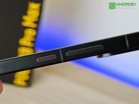 POCO X8 Pro Max en el borde derecho visto de frente tiene sus unicos de botones encendido y volumen