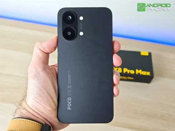 POCO X8 Pro Max en la mano da una sensacion ergonomica y premium