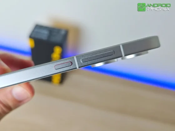 POCO X8 Pro en el borde derecho visto de frente tiene el boton de encendido y volumen