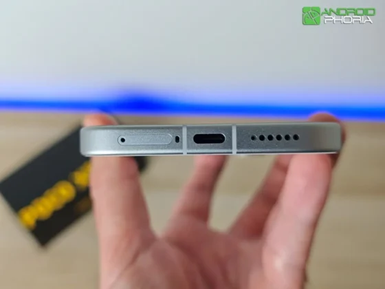 POCO X8 Pro en el borde inferior tiene el puerto USB-C la ranura para SIM el altavoz y microfono