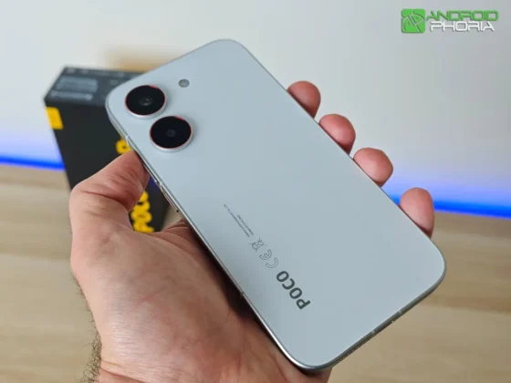 POCO X8 Pro se siente muy ergonomico y ligero en la mano