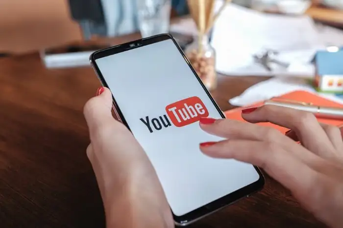 Por qué YouTube bloquea la reproducción en segundo plano