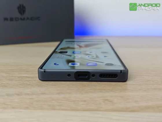 REDMAGIC 11S Pro en el borde inferior tiene la salida del altavoz y el puerto USB-C