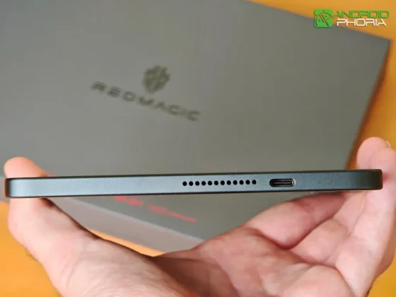 REDMAGIC Astra 2 en el borde derecho esta el puerto USB-C 3.2 Gen 2 y uno de sus altavoces