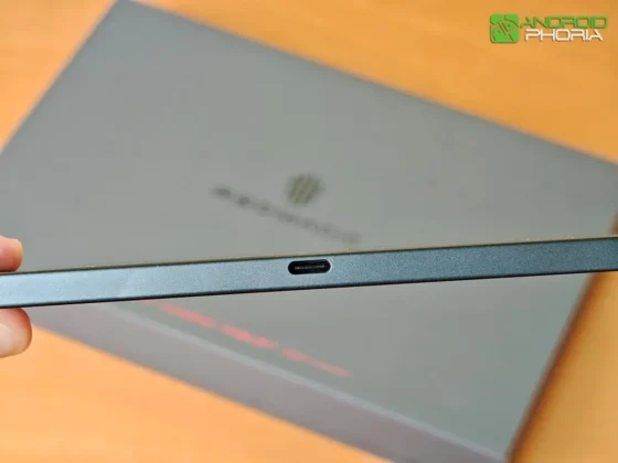 REDMAGIC Astra 2 en el borde inferior vista de frente y en horizontal tiene el puerto USB-C 2.0