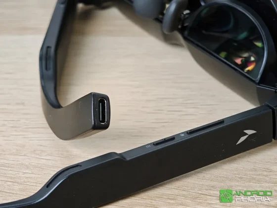 RayNeo Air 4 Pro al final de la patilla derecha tiene el puerto USB-C