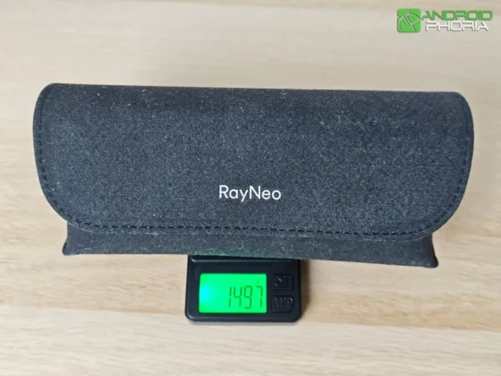 RayNeo Air 4 Pro dentro de su funda pesa cerca de 150 gramos
