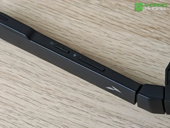 RayNeo Air 4 Pro en la patilla izquierda tiene el boton de menu y botones de volumen