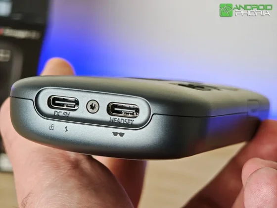 RayNeo Pocket TV trae dos puertos USB-C perfectamente identificados uno para enchufar las gafas y otro de carga