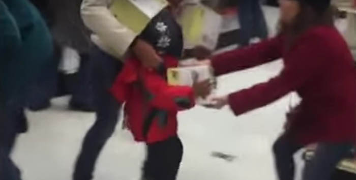 Roban a un niño en el Black Friday