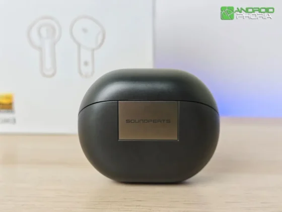 SoundPeats Air6 HS el estuche de carga es bastante compacto y tiene un acabado mate