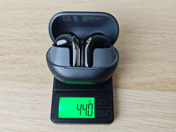 SoundPeats Air6 HS incluso en su estuche de carga son mas ligeros que los auriculares promedio